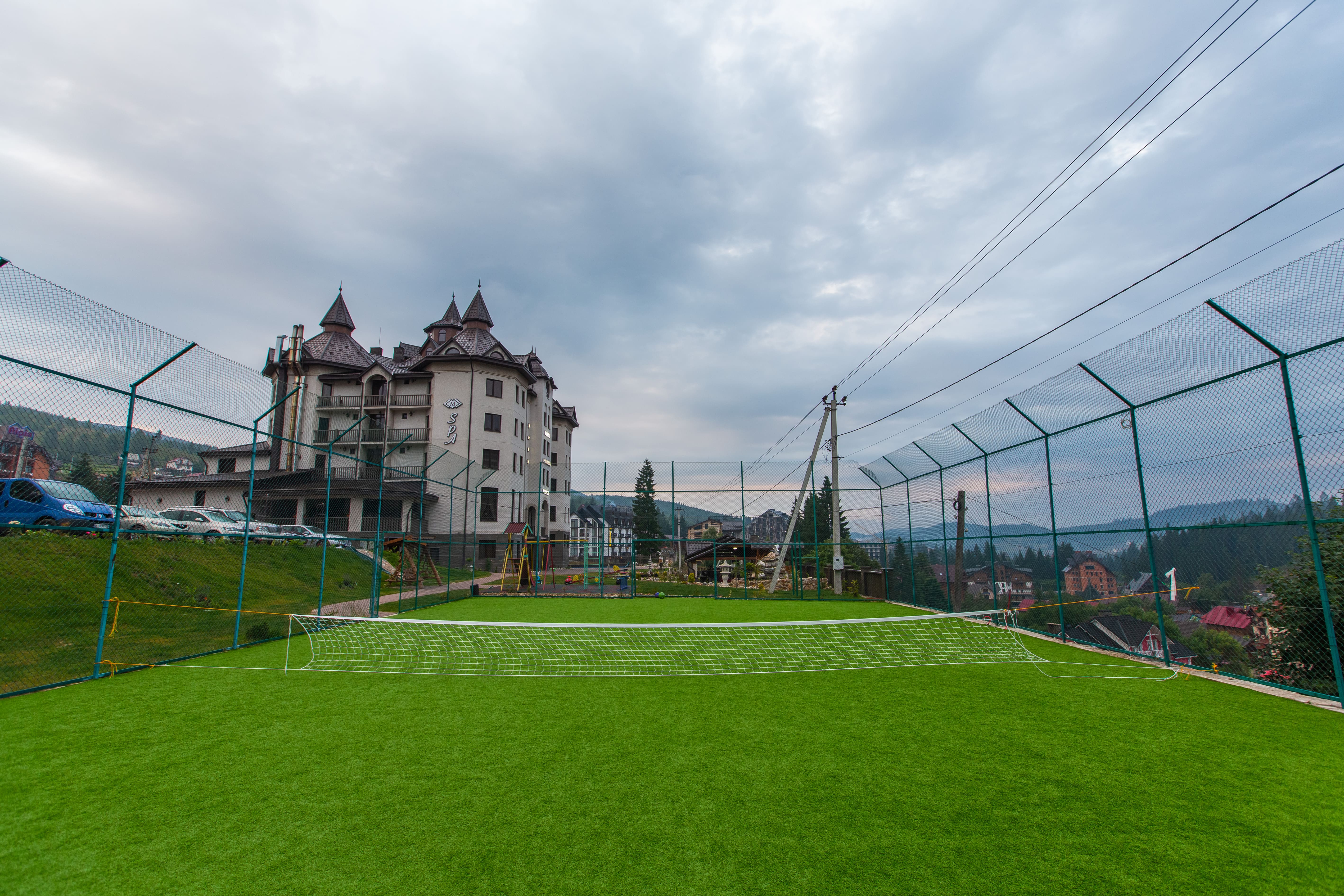 Літній вид готелю Mardan в горах