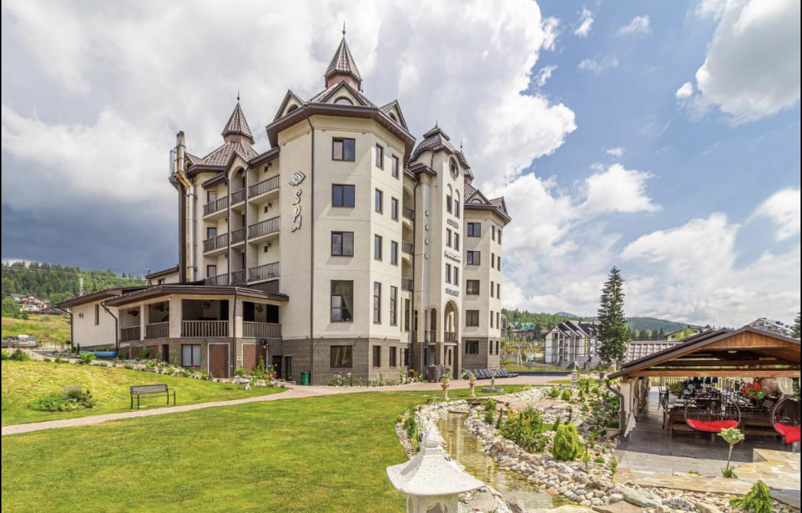 Вид збоку на готель