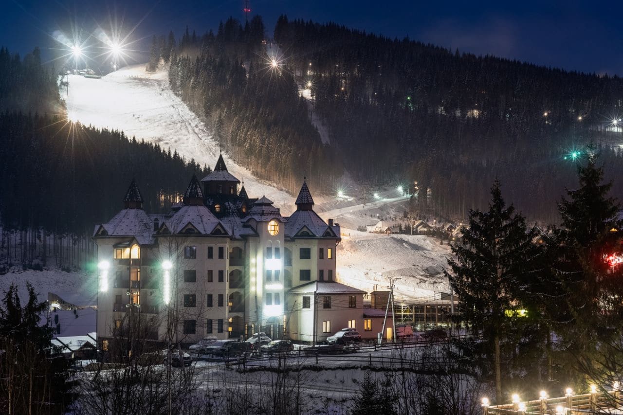 Зимовий вид готелю Mardan в горах